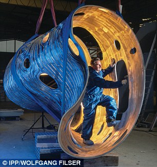 工作人員正在制作“文德?tīng)柺┨┮?7-X”的一個(gè)內(nèi)部組件